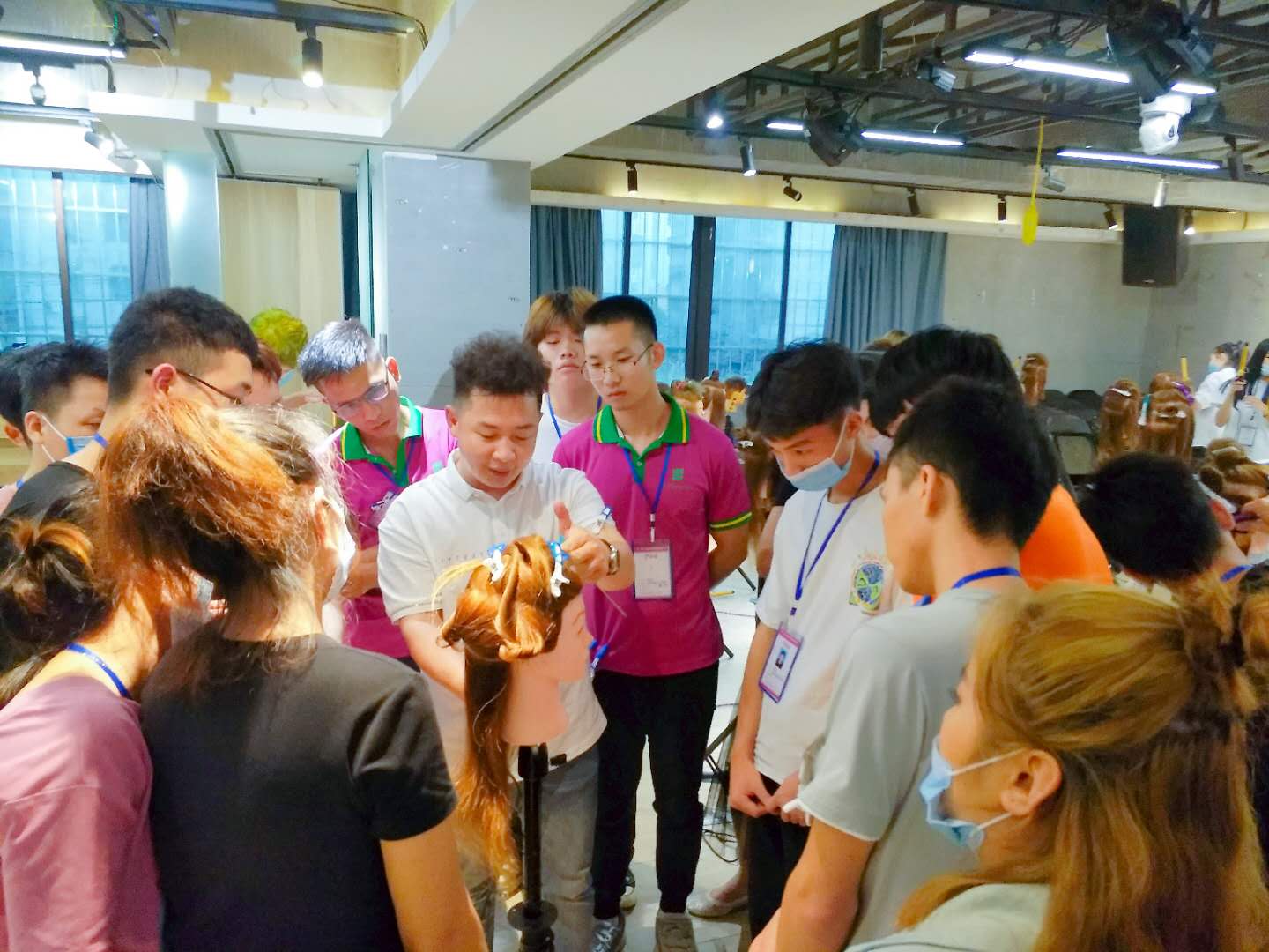 南寧美發(fā)學(xué)校：時尚電棒造型班開班，人氣爆棚