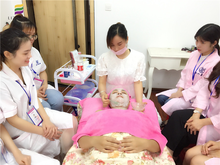 南寧美容學(xué)堂：敷膜，女人變美必修課程