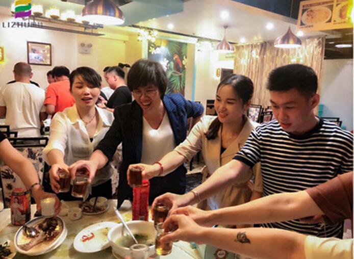 麗竹學(xué)校全體教職工，相親相愛一家人