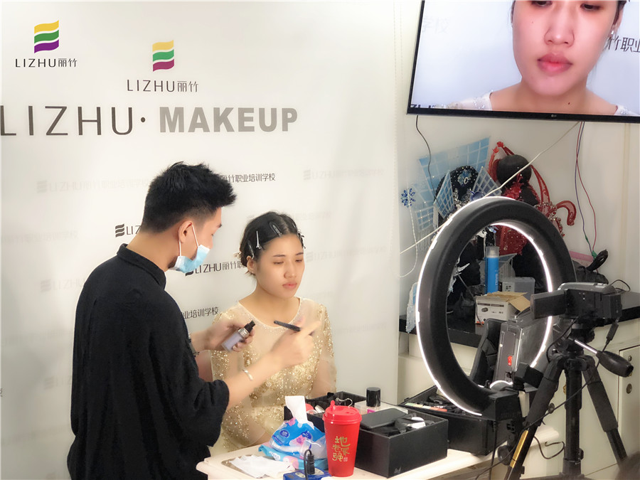 廣西彩妝學(xué)校：快看！畫真人了！