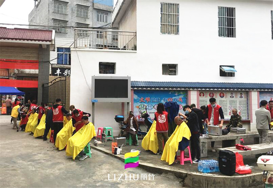 美發(fā)學(xué)校實(shí)踐：學(xué)習(xí)雷鋒，好榜樣