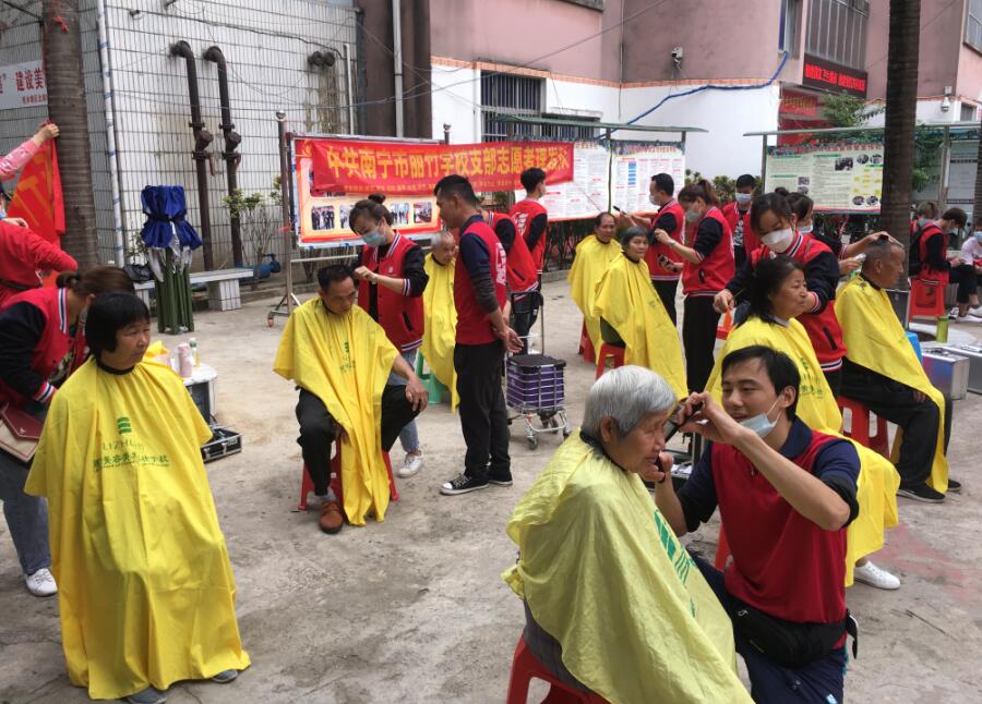 “雷鋒義剪”入社區(qū)，方知南寧美發(fā)學(xué)校哪家好