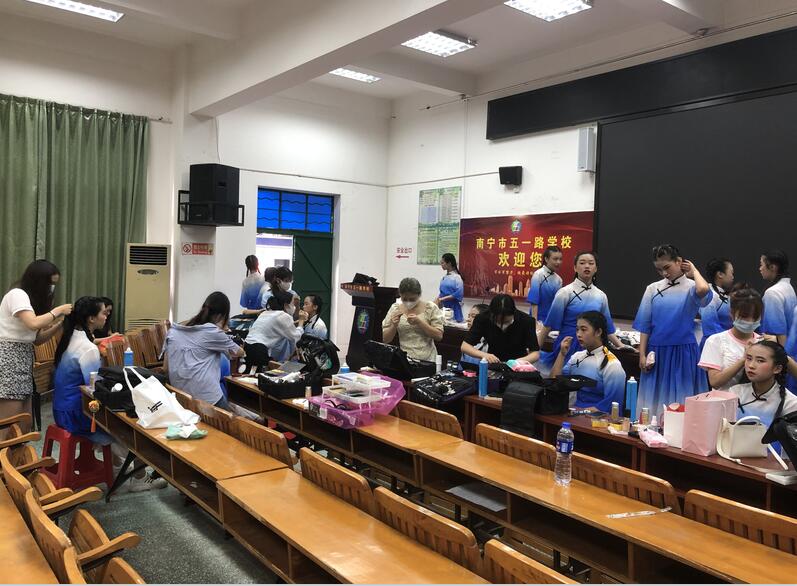 南寧化妝學(xué)校外出實(shí)踐，受到演員比心點(diǎn)贊