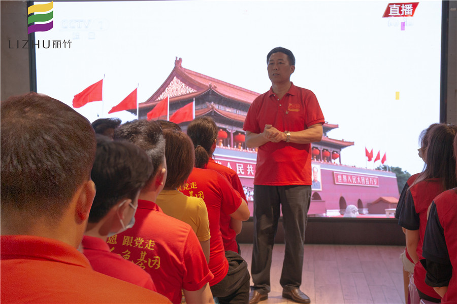 學校黨支部書記王良友同志組織師生觀看中國共產(chǎn)黨成立100周年慶祝大會.jpg