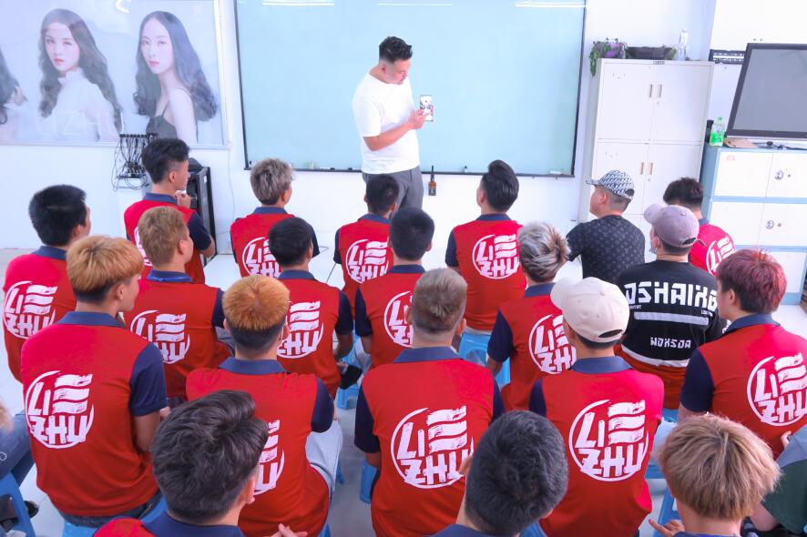 南寧學(xué)美發(fā)有前途嗎？選對(duì)美發(fā)培訓(xùn)學(xué)校很重要