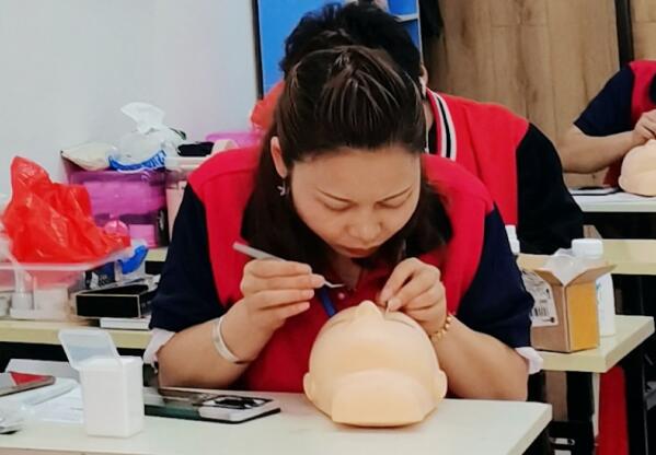 南寧專業(yè)美睫培訓(xùn)學(xué)校：學(xué)美睫有前途嗎？