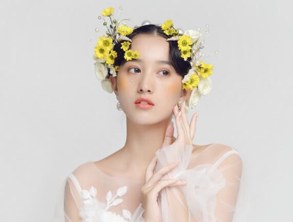 秋天適合哪種口紅色系？廣西專業(yè)化妝培訓(xùn)給你列清單