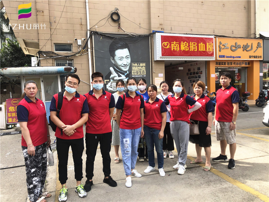 部分師生在獻(xiàn)血屋前合影留念.JPG