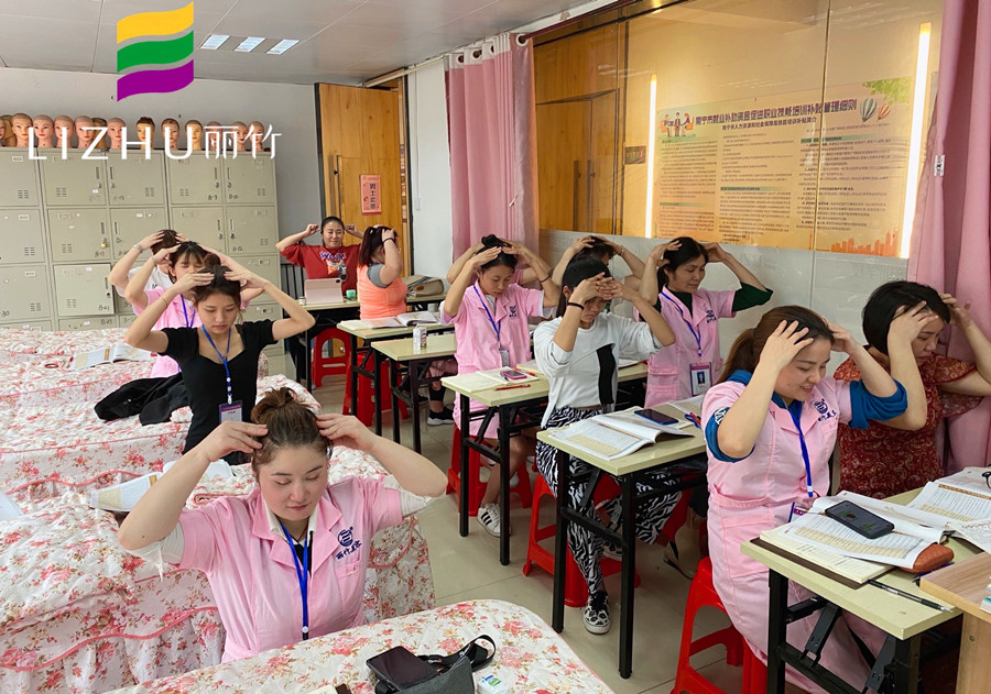 美容學(xué)員如何練習(xí)手法？廣西專業(yè)美容培訓(xùn)給你示范