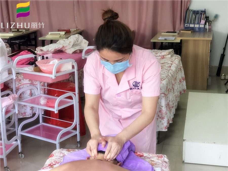 美容學(xué)子感言：這就是為人師表該有的樣子！