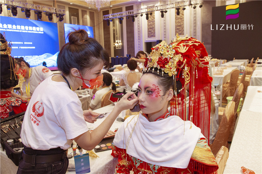 冬天卡粉怎么辦？南寧化妝課堂正在為你講解