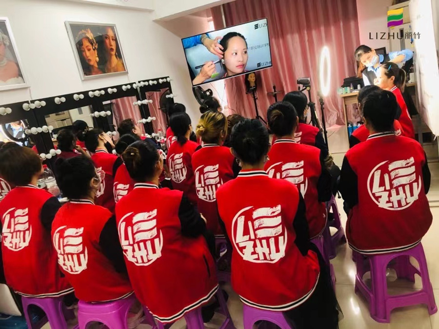冬季正確的化妝步驟，這些技巧南寧化妝學(xué)校告訴你