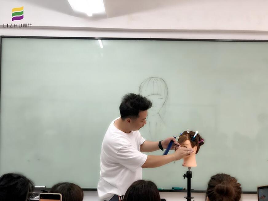 劉海出油怎么解決？南寧教理發(fā)的學(xué)校教你方法