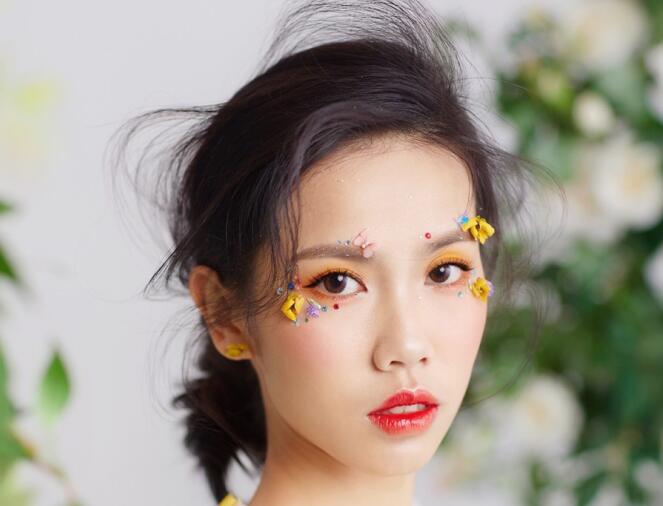 方型臉如何畫新娘妝？廣西南寧化妝學(xué)校教你