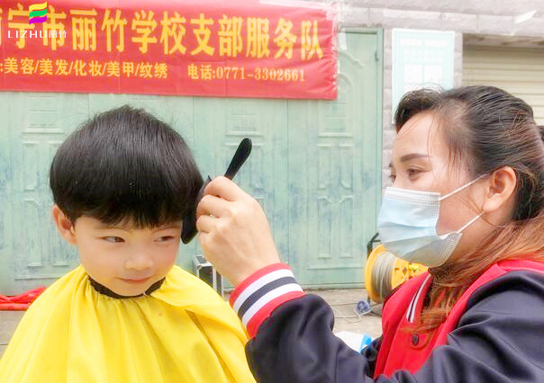 南寧麗竹學(xué)校公益理發(fā)，爭當(dāng)群眾身邊的“活雷鋒”