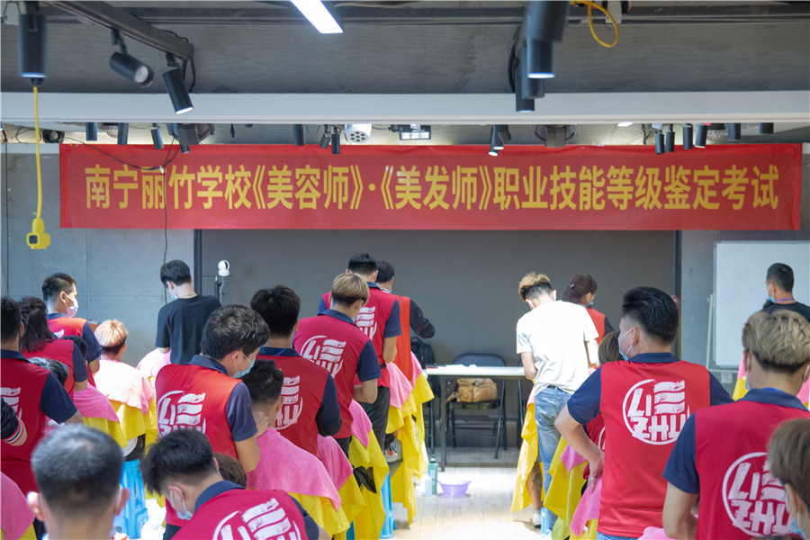考職業(yè)資格證的學(xué)校推薦：麗竹學(xué)?？甲C班
