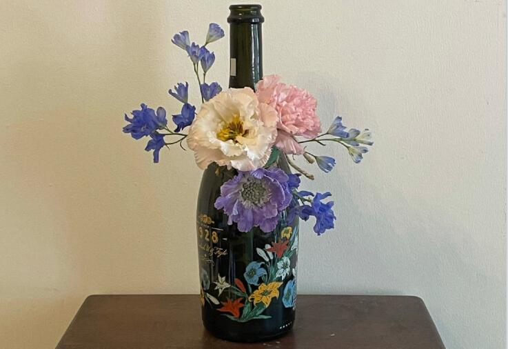 南寧哪里可以學(xué)花藝？先來(lái)看看酒瓶插花作品