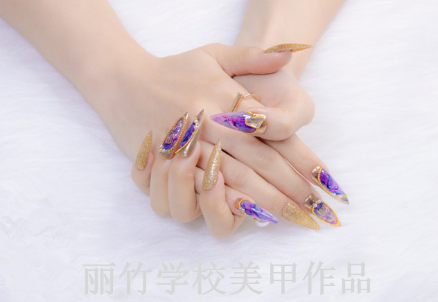 尖形甲怎么做才好看？南寧美甲專業(yè)學(xué)校做分析