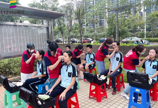 化妝實(shí)踐報(bào)告-麗竹學(xué)?；瘖y專(zhuān)業(yè)為南寧市三中提供化妝服務(wù)