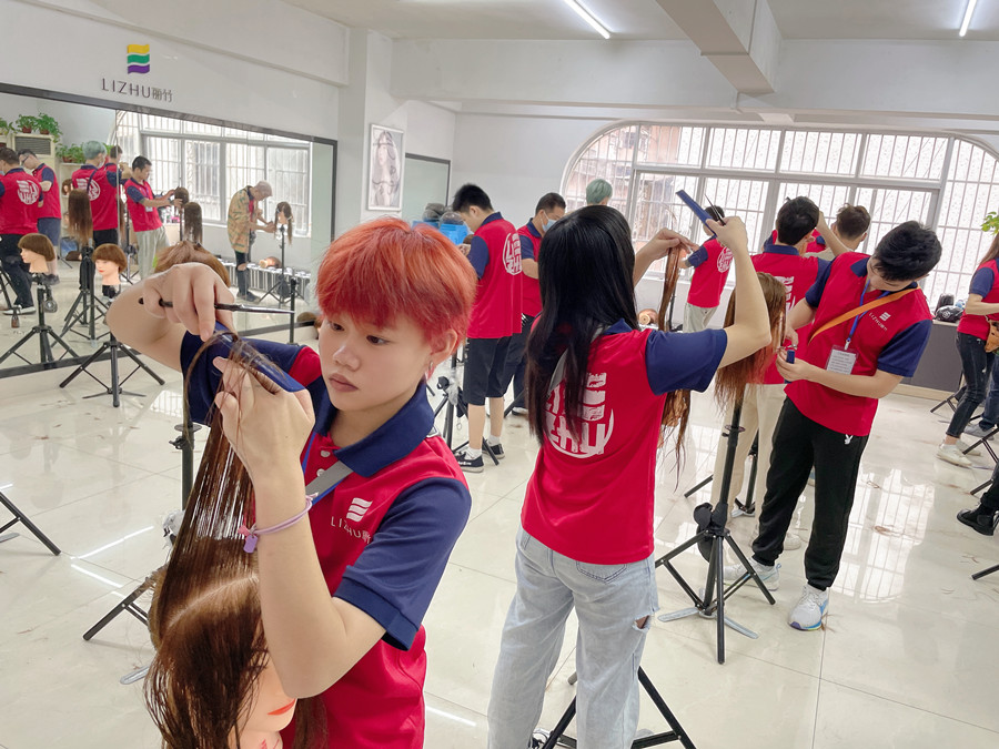 你適合剪齊劉海嗎？南寧剪發(fā)職業(yè)學(xué)校為你詳解
