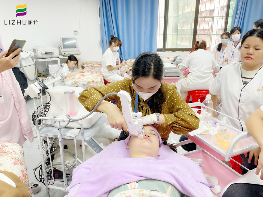 美容院該如何選擇美容儀器？廣西美容儀器培訓(xùn)班教你