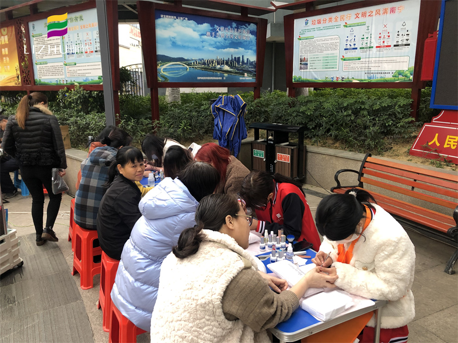 廣西美甲學校公益美甲進社區(qū)，大受居民歡迎