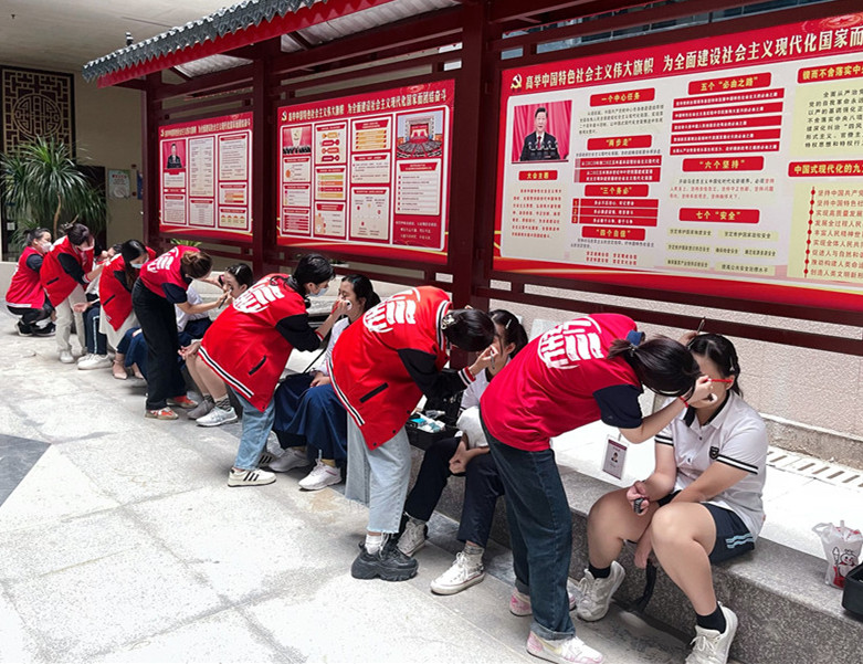 南寧化妝實踐課，為南寧十四中同學提供化妝服務(wù)