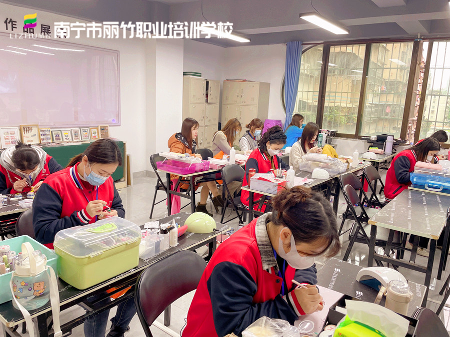 全貼甲片和半貼有什么區(qū)別？廣西美甲基礎(chǔ)班培訓(xùn)