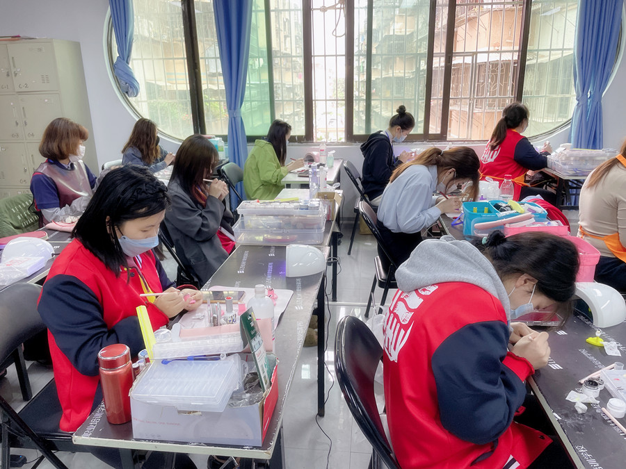 美甲底油和亮油的區(qū)別，廣西美甲基礎(chǔ)教學