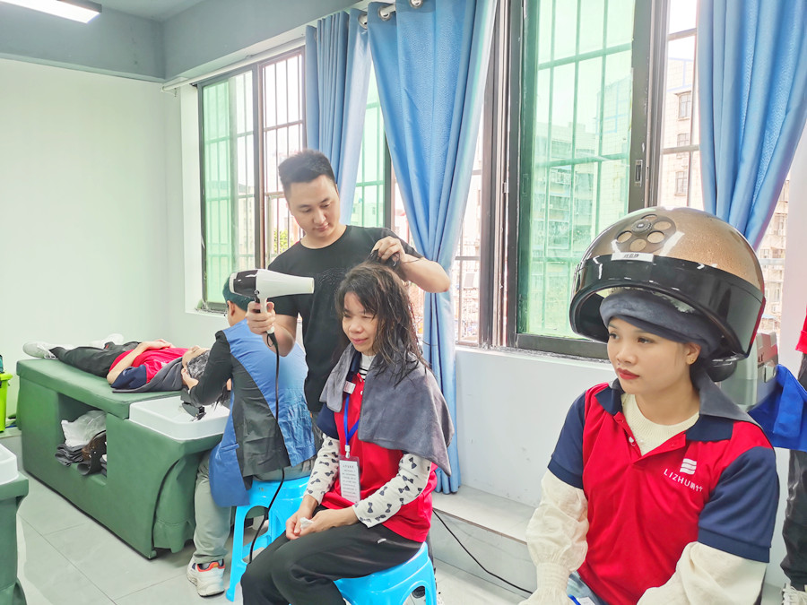 如何給發(fā)膜加熱？南寧美發(fā)職業(yè)技術(shù)學(xué)校課堂實(shí)訓(xùn)講解