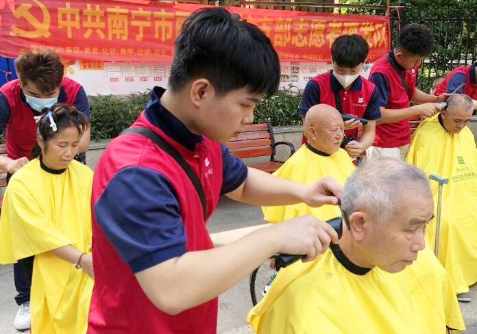 我為群眾辦實事--南寧美發(fā)學校志愿服務(wù)