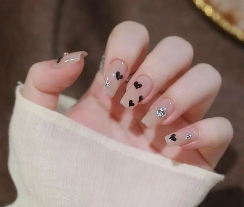不挑手的黑色美甲，廣西美業(yè)職業(yè)技術(shù)學院推薦