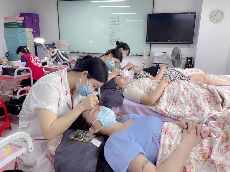 決定美睫密度與長度的標準，南寧美甲美睫分享