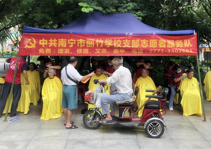 ?小區(qū)免費理發(fā)公益活動，廣西美發(fā)職業(yè)技術(shù)學校在進行