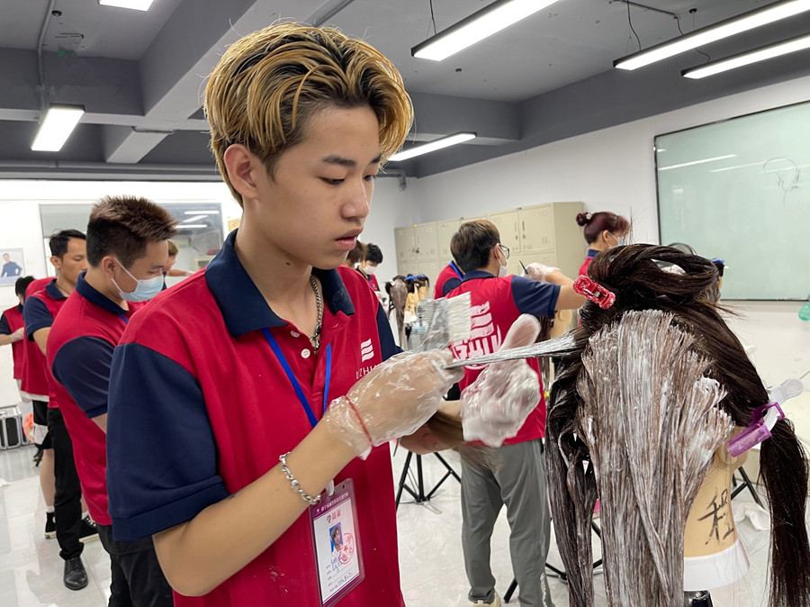 染發(fā)后怎么洗頭？南寧染發(fā)學(xué)校告訴你方法