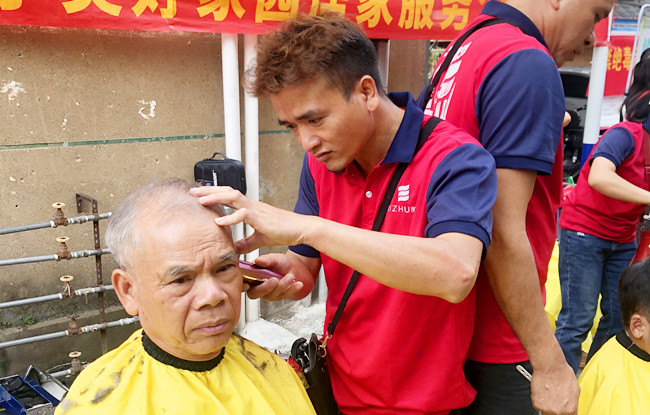 廣西美發(fā)職業(yè)學(xué)?！皩W(xué)雷鋒”活動走進南棉社區(qū)