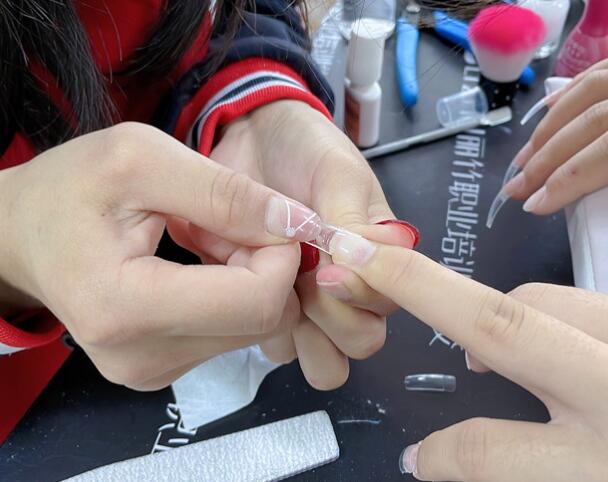 廣西美甲：貼甲片需要照燈嗎？