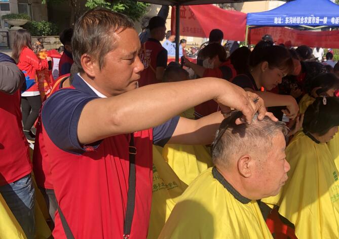 冬日暖陽，廣西美發(fā)理發(fā)學(xué)校小區(qū)免費理發(fā)