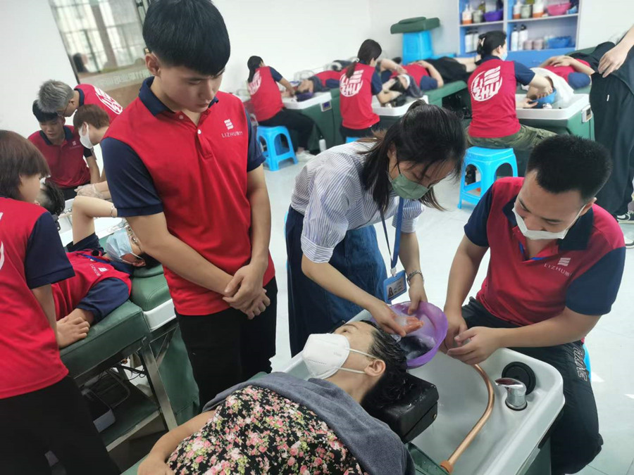 頭發(fā)為什么要進行奶療？南寧學洗頭護發(fā)