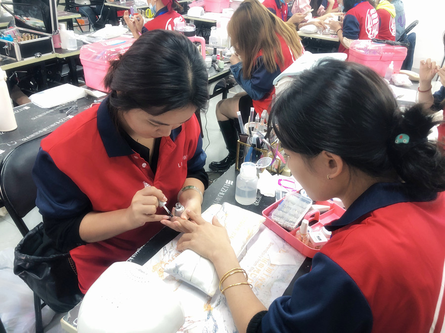 美甲延長(zhǎng)甲的正確卸法，廣西美甲店常用方法