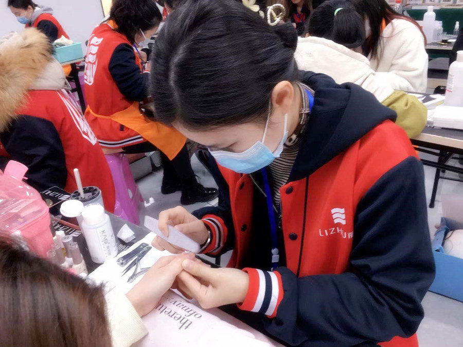 打磨甲面的作用？南寧美甲培訓班技能分享