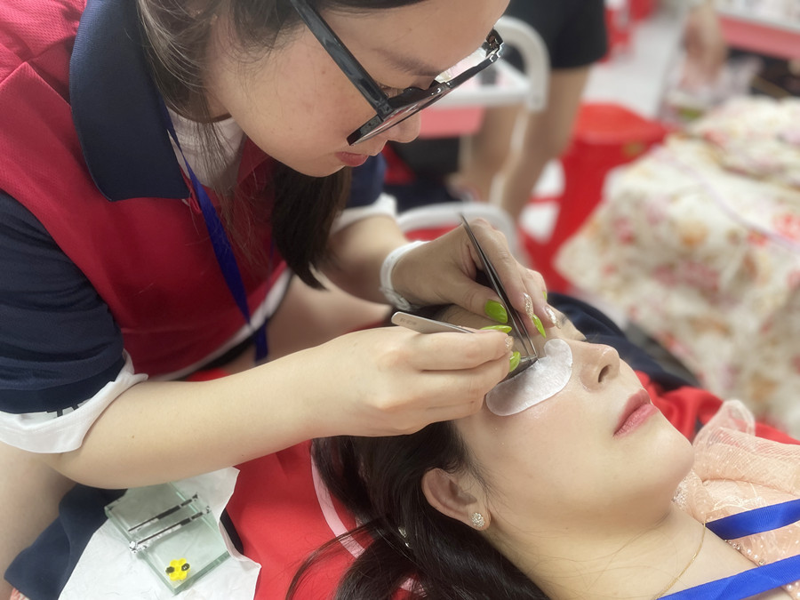 美睫后眼睛癢？廣西美甲美睫學校幫你解決