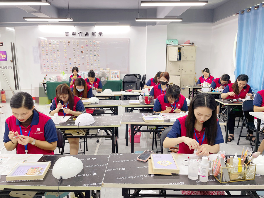 跳色美甲的特點(diǎn)，南寧美甲培訓(xùn)品牌詳解