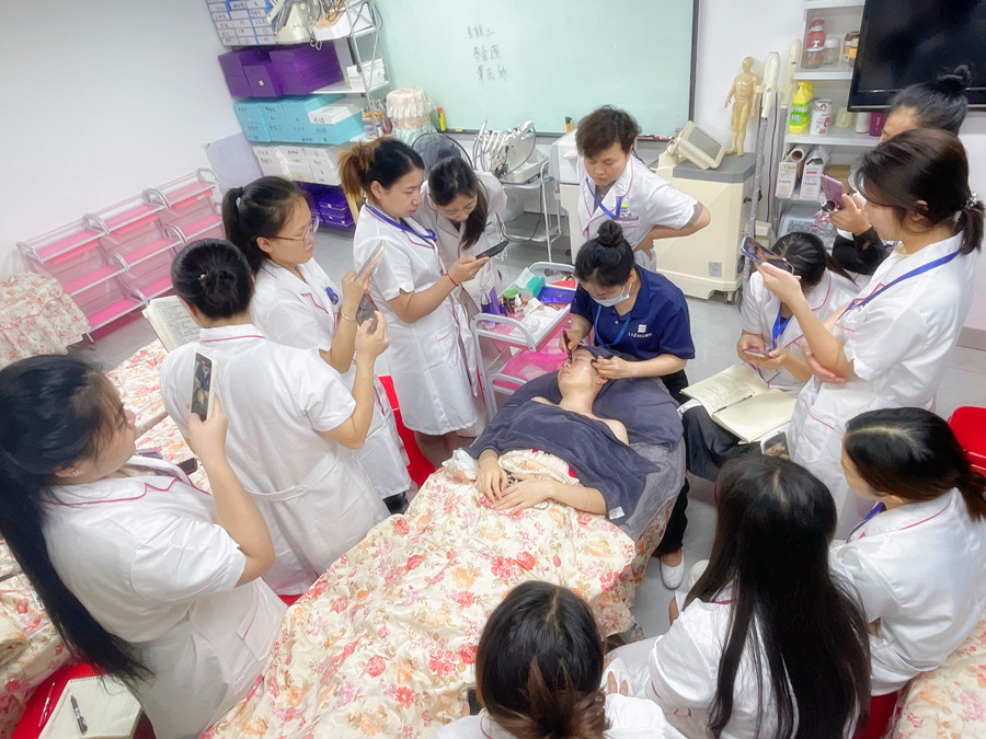 南寧美容專業(yè)教學(xué)：如何進(jìn)行眼部護(hù)理？