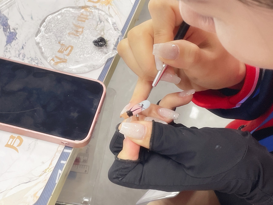 甲片的材質和使用時間限制？南寧美甲進修深造培訓
