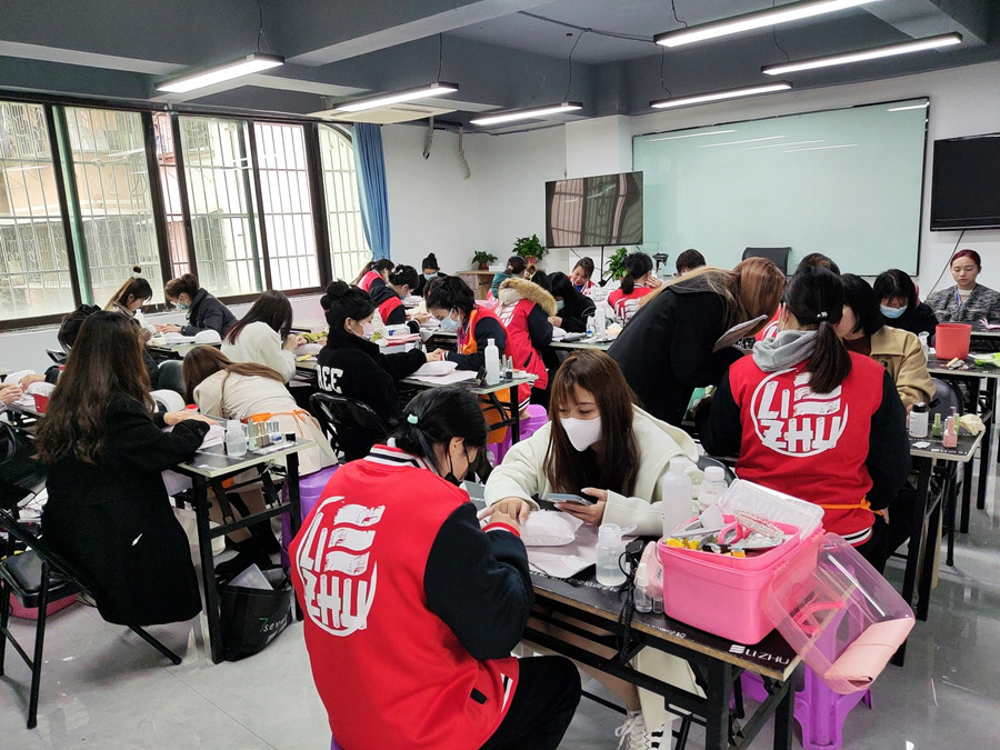 南寧美甲護(hù)理培訓(xùn)：為什么你的指甲又脆又薄？