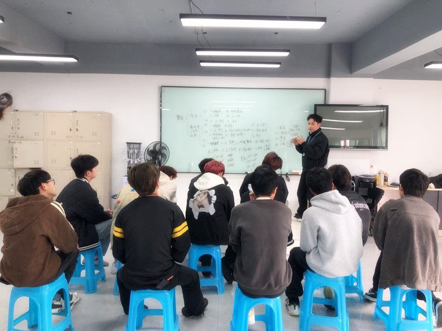 美發(fā)店常用的燙發(fā)方式，廣西燙染專業(yè)技術(shù)學(xué)校總結(jié)分享