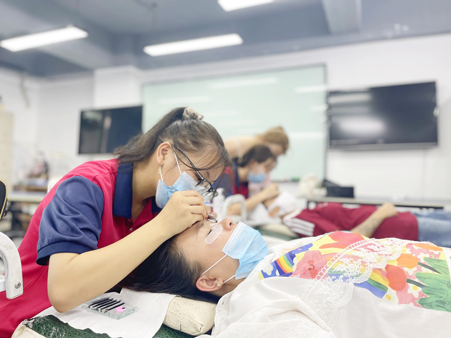 如何成為高價(jià)美睫師？南寧美睫學(xué)校排行分享技巧