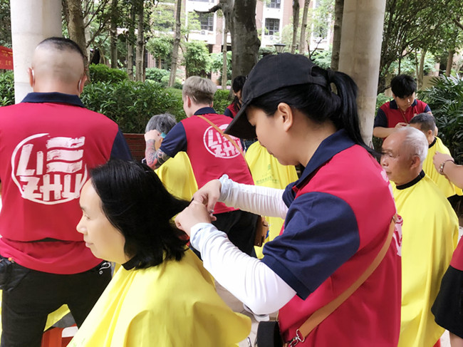 社區(qū)里的“便民理發(fā)店”開張了 | 廣西美發(fā)社會實(shí)踐報告
