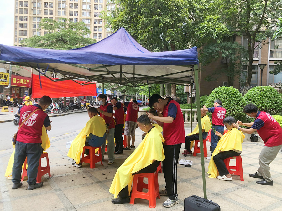 麗竹學校免費理發(fā)服務送到家，居民連聲感謝